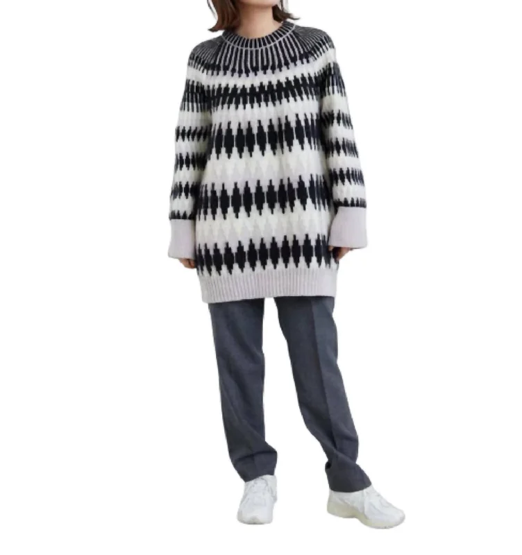 Cable - Knit Women Sweater with Intricate PatternsCable - Knit Women Sweater with Intricate PatternsCrew Neck Sweater In Black/white