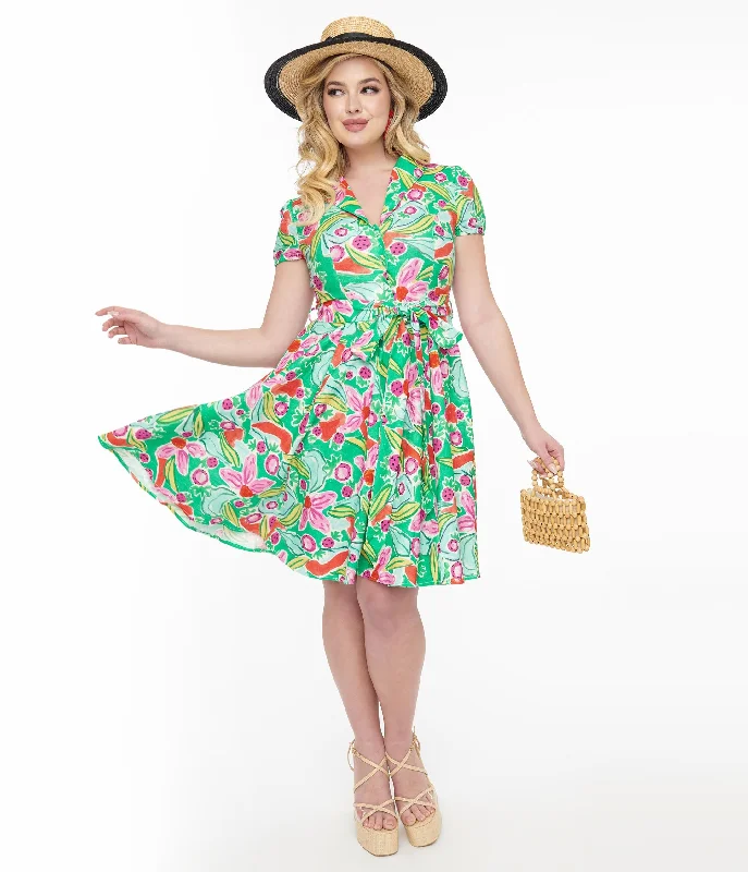 Pleated Women Dress with a Timeless and Elegant Texture1950s Green & Pink Berry Bloom Print Monroe Fit & Flare Dress