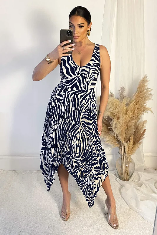 Long - Sleeve Women Dress in Velvet for a Luxurious Winter LookNavy And Cream Printed V Neck Zig Zag Hem Pleated Midi Dress