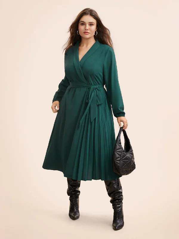 Long - Sleeve Women Dress in Velvet for a Luxurious Winter LookSuit Collar Pleated Belted Midi Dress