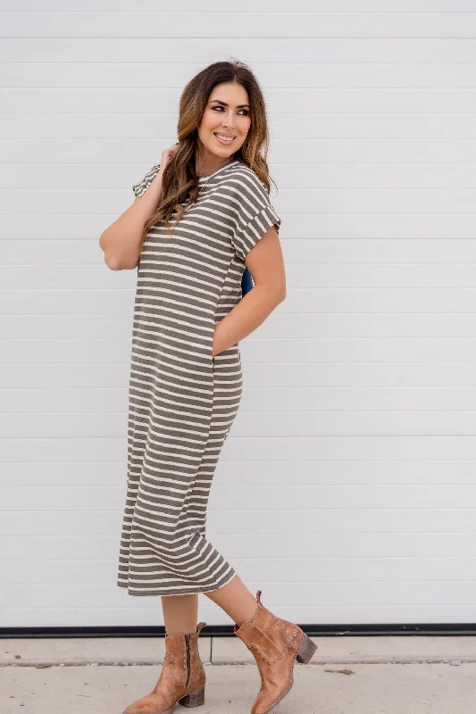 Pleated Women Dress with a Timeless and Elegant TextureTextured Stripes Short Sleeve Midi Dress