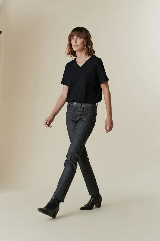 Skinny women jeans with a form - fitting designWomen's Straight Leg Mid Rise Jeans - Black