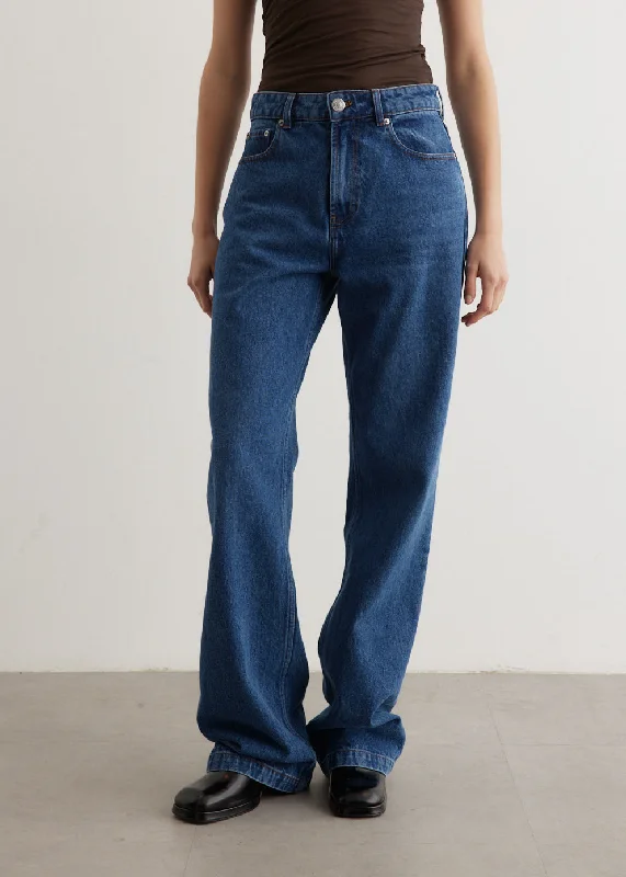 Button - fly women jeans with a traditional touchLarge Fit Jeans