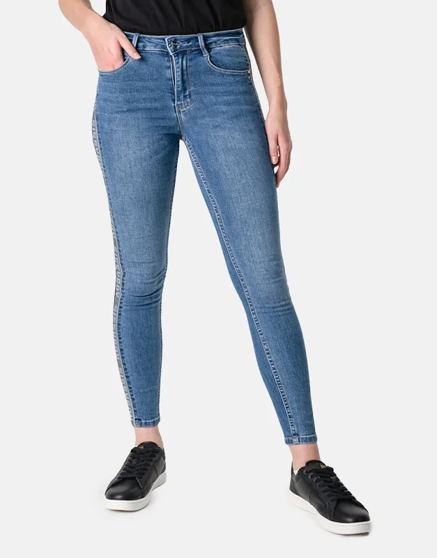 Ripped women jeans for a rebellious and fashion - forward styleSissy Boy Axel Side Bling Jeans