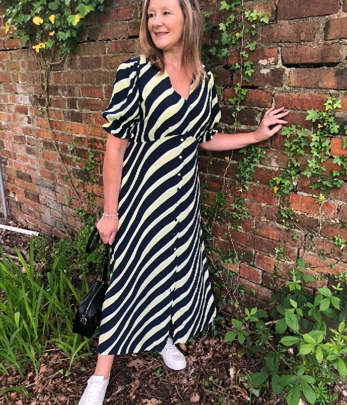 Shift Women Dress with a Simple and Classic Design for Everyday WearNavy Stripe Midi Dress